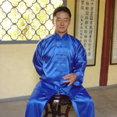 Meister Zheng Yi in einer Position des Stillen Qi Gong Winter